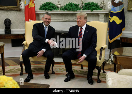 Le président américain, Donald J. Trump rencontre le premier ministre Peter Pellegrini de la République slovaque dans le bureau ovale de la Maison Blanche à Washington, DC, 03 mai 2019. Crédit : Yuri Gripas / Piscine via CNP /MediaPunch Banque D'Images