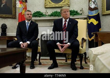 Le président américain, Donald J. Trump rencontre le premier ministre Peter Pellegrini de la République slovaque dans le bureau ovale de la Maison Blanche à Washington, DC, 03 mai 2019. Crédit : Yuri Gripas / Piscine d'utilisation dans le monde entier via CNP | Banque D'Images