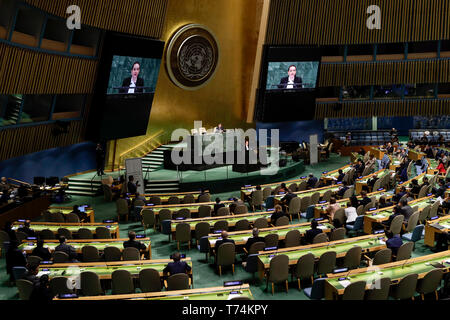 (190503) -- ORGANISATION DES NATIONS UNIES, le 3 mai 2019 (Xinhua) -- Photo prise le 3 mai 2019, montre l'Assemblée générale des Nations Unies la tenue d'un événement pour commémorer les victimes de l'attaque le dimanche de Pâques au Sri Lanka, au siège des Nations Unies à New York. Secrétaire Général Adjoint des Nations Unies Amina Mohammed, le vendredi a instamment demandé le rejet d'attaques de lieux de culte, tout en assistant à un événement de l'Assemblée générale pour commémorer les victimes de l'attaque le dimanche de Pâques au Sri Lanka. Les attaques de Pâques au Sri Lanka le 21 avril, qui ciblait les églises et les hôtels de luxe, a tué plus de 250 personnes et blessé plus de 50 Banque D'Images