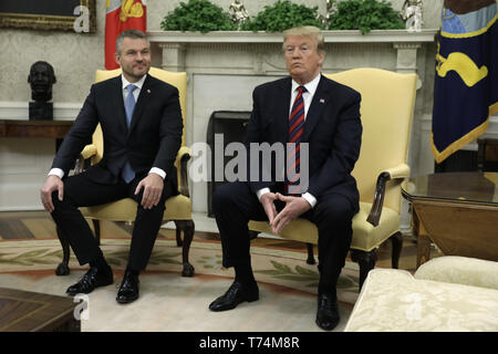 Washington, District de Columbia, Etats-Unis. 3 mai, 2019. Le président américain, Donald J. Trump rencontre le premier ministre Peter Pellegrini de la République slovaque dans le bureau ovale de la Maison Blanche à Washington, DC, 03 mai 2019. Crédit : Yuri Gripas/Piscine via CNP Crédit : Yuri Gripas/CNP/ZUMA/Alamy Fil Live News Banque D'Images