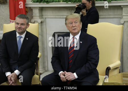 Washington, District de Columbia, Etats-Unis. 3 mai, 2019. Le président américain, Donald J. Trump rencontre le premier ministre Peter Pellegrini de la République slovaque dans le bureau ovale de la Maison Blanche à Washington, DC, 03 mai 2019. Crédit : Yuri Gripas/Piscine via CNP Crédit : Yuri Gripas/CNP/ZUMA/Alamy Fil Live News Banque D'Images