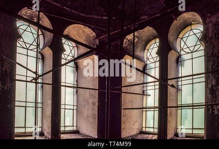 Sofia, Bulgarie. 1er août, 1991. L'intérieur, de l'étoile de David avec windows, de l'époque byzantine et Grand Synagogue sépharade hispano-mauresque, au cœur de Sofia, capitale de la Bulgarie. Endommagé PENDANT LA SECONDE GUERRE MONDIALE 2, il n'a jamais reçu de restauration sous le régime communiste. Les travaux ont commencé en 1991, avec des dons, de remettre en état la structure historique, une attraction touristique. Credit : Arnold Drapkin/ZUMA/Alamy Fil Live News Banque D'Images