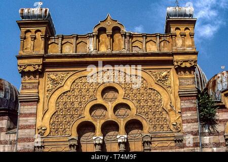 Sofia, Bulgarie. 1er août, 1991. L'architecture de style vénitien de la façade de l'époque byzantine et Grand Synagogue sépharade hispano-mauresque, au cœur de Sofia, capitale de la Bulgarie. Endommagé PENDANT LA SECONDE GUERRE MONDIALE 2, il n'a jamais reçu de restauration sous le régime communiste. Les travaux ont commencé en 1991, avec des dons, de remettre en état la structure historique, une attraction touristique. Credit : Arnold Drapkin/ZUMA/Alamy Fil Live News Banque D'Images