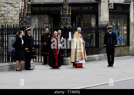 London, Greater London, UK. 3 mai, 2019. Doyen de Westminster John Hall vu à l'entrée de l'abbaye de Westminster en attente pour le prince William d'arriver à l'action de grâces au cours de la protestation des militants anti-nucléaire.réunis en face de l'abbaye de Westminster à Londres pour protester contre un service d'action de grâces organisée par la Royal Navy pour marquer 50 ans d'Angleterre à base de sous-marins nucléaires. Les militants anti-nucléaire a fait un'' à l'extérieur de l'abbaye de Westminster qui représentent les victimes d'une guerre nucléaire. Credit : Andres Pantoja SOPA/Images/ZUMA/Alamy Fil Live News Banque D'Images