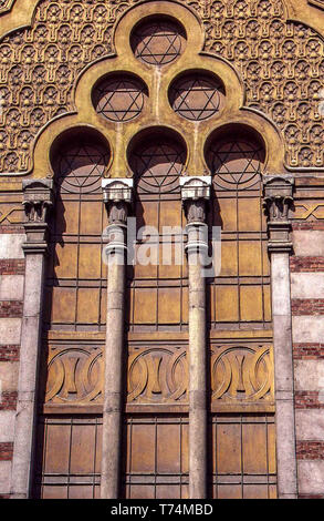 Sofia, Bulgarie. 2 Août, 1991. L'architecture de style vénitien de la façade de l'époque byzantine et Grand Synagogue sépharade hispano-mauresque, au cœur de Sofia, capitale de la Bulgarie. Endommagé PENDANT LA SECONDE GUERRE MONDIALE 2, il n'a jamais reçu de restauration sous le régime communiste. Les travaux ont commencé en 1991, avec des dons, de remettre en état la structure historique, une attraction touristique. Credit : Arnold Drapkin/ZUMA/Alamy Fil Live News Banque D'Images