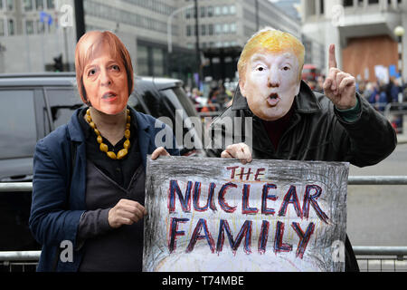 London, Greater London, UK. 3 mai, 2019. Les militants sont vu portant Theresa Mai et Donald Trump masques pendant la manifestation.les militants anti-nucléaire se sont rassemblés en face de l'abbaye de Westminster à Londres pour protester contre un service d'action de grâces organisée par la Royal Navy pour marquer 50 ans d'Angleterre à base de sous-marins nucléaires. Les militants anti-nucléaire a fait un'' à l'extérieur de l'abbaye de Westminster qui représentent les victimes d'une guerre nucléaire. Credit : Andres Pantoja SOPA/Images/ZUMA/Alamy Fil Live News Banque D'Images