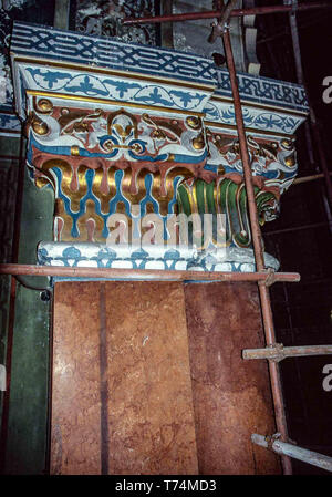 Sofia, Bulgarie. 2 Août, 1991. Une colonne richement décorées de marbre de Carrare, mosaïques vénitiennes multicolores et la sculpture sur bois en cours de restauration de l'époque byzantine et Grand Synagogue sépharade hispano-mauresque, au cœur de Sofia, capitale de la Bulgarie. Endommagé PENDANT LA SECONDE GUERRE MONDIALE 2, il n'a jamais reçu de restauration sous le régime communiste. Les travaux ont commencé en 1991, avec des dons, de remettre en état la structure historique, une attraction touristique. Credit : Arnold Drapkin/ZUMA/Alamy Fil Live News Banque D'Images