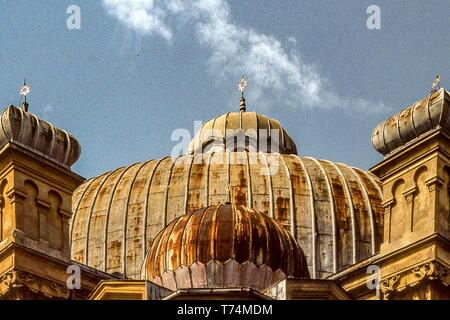 Sofia, Bulgarie. 1er août, 1991. Le dôme, en mauvais état, de l'époque byzantine et Grand Synagogue sépharade hispano-mauresque, au cœur de Sofia, capitale de la Bulgarie. Endommagé PENDANT LA SECONDE GUERRE MONDIALE 2, il n'a jamais reçu de restauration sous le régime communiste. Les travaux ont commencé en 1991, avec des dons, de remettre en état la structure historique, une attraction touristique. Credit : Arnold Drapkin/ZUMA/Alamy Fil Live News Banque D'Images