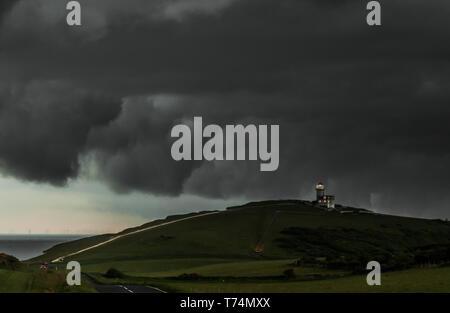 Eastbourne, East Sussex, Royaume-Uni. 3 mai 2019. Les nuages sombres se déplacent à travers les bas produisant de fortes précipitations et des salopettes lorsque la température commence à baisser. Banque D'Images