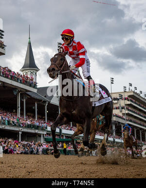 Louisville, Kentucky, USA. 3 mai, 2019. LOUISVILLE, Kentucky - 03 mai : l'Impératrice Serengeti avec Jose Ortiz remporte le Kentucky Oaks à Churchill Downs à Louisville, Kentucky, le 03 mai, 2019. Evers/Eclipse Sportswire/CSM/Alamy Live News Banque D'Images