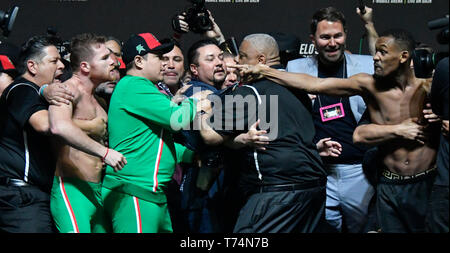 Las Vegas, Nevada, USA. 3 avril, 2019. (L-R) Canelo Alvarez monte dans une bousculade sur scène avec Daniel Jacobs pendant les pèse à la T-Mobile Arena de Las Vegas vendredi 3 avril 2019. Les deux vont se battre pour le championnat du monde poids moyens samedi sur DAZN. Photo par Gene Blevins/ZumaPress Crédit : Gene Blevins/ZUMA/Alamy Fil Live News Banque D'Images