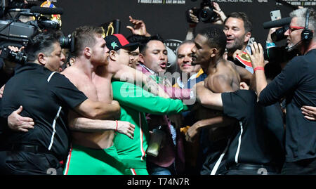 Las Vegas, Nevada, USA. 3 avril, 2019. (L-R) Canelo Alvarez monte dans une bousculade sur scène avec Daniel Jacobs pendant les pèse à la T-Mobile Arena de Las Vegas vendredi 3 avril 2019. Les deux vont se battre pour le championnat du monde poids moyens samedi sur DAZN. Photo par Gene Blevins/ZumaPress Crédit : Gene Blevins/ZUMA/Alamy Fil Live News Banque D'Images