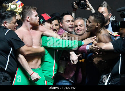 Las Vegas, Nevada, USA. 3 avril, 2019. (L-R) Canelo Alvarez monte dans une bousculade sur scène avec Daniel Jacobs pendant les pèse à la T-Mobile Arena de Las Vegas vendredi 3 avril 2019. Les deux vont se battre pour le championnat du monde poids moyens samedi sur DAZN. Photo par Gene Blevins/ZumaPress Crédit : Gene Blevins/ZUMA/Alamy Fil Live News Banque D'Images