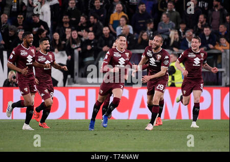 Turin, Italie. 3 mai, 2019. La Torino Sasa Lukic (3L) célèbre avec ses coéquipiers au cours d'une série un match de foot entre FC Juventus et Torino à Turin, Italie, le 3 mai 2019. Le match s'est terminé 1-1. Credit : Alberto Lingria/Xinhua/Alamy Live News Banque D'Images