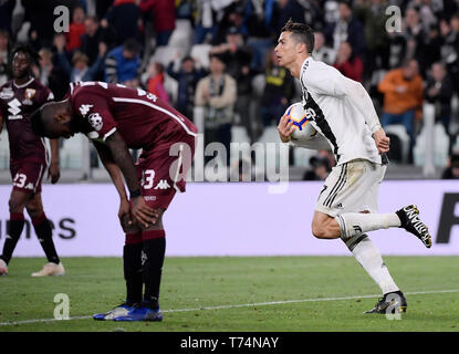 Turin, Italie. 3 mai, 2019. La Juventus FC' Cristiano Ronaldo (R) célèbre lors d'un match de football Serie A entre la Juventus et Torino FC à Turin, Italie, le 3 mai 2019. Le match s'est terminé 1-1. Credit : Alberto Lingria/Xinhua/Alamy Live News Banque D'Images