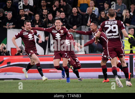 Turin, Italie. 3 mai, 2019. La Torino Sasa Lukic (2L) célèbre avec ses coéquipiers au cours d'une série un match de foot entre FC Juventus et Torino à Turin, Italie, le 3 mai 2019. Le match s'est terminé 1-1. Credit : Alberto Lingria/Xinhua/Alamy Live News Banque D'Images