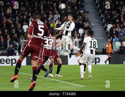 Turin, Italie. 3 mai, 2019. La Juventus FC' Cristiano Ronaldo (2e R) marque son but pendant un match de football Serie A entre la Juventus et Torino FC à Turin, Italie, le 3 mai 2019. Le match s'est terminé 1-1. Credit : Alberto Lingria/Xinhua/Alamy Live News Banque D'Images