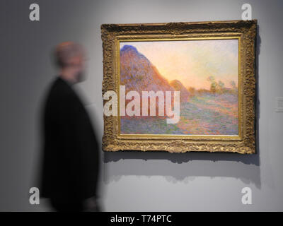 New York, USA. 06Th Mai, 2019. Chez Sotheby's, un visiteur regarde la peinture de Claude Monet 'Meules'. La maison de vente aux enchères Sotheby's a rouvert ses galeries converti à New York avec une exposition. Sotheby's est en ce moment présente une série de peintures de Picasso et Claude Monet, entre autres, dans les nouvelles chambres avant leur vente aux enchères à la mi-mai. ATTENTION : Utilisez uniquement en plein format - non pas comme un extrait - et seulement dans le cadre de Sotheby's couverture de l'exposition. Crédit : Benno Schwinghammer/dpa/Alamy Live News Banque D'Images