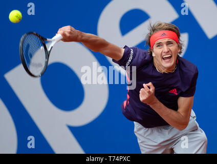 Munich, Allemagne. 06Th Mai, 2019. Tennis : ATP-Tour - Munich, des célibataires, des hommes, des quarts de finale : Zverev (Allemagne) - Garin (Suisse). Alexander Zverev les grèves. Crédit : Sven Hoppe/dpa/Alamy Live News Banque D'Images