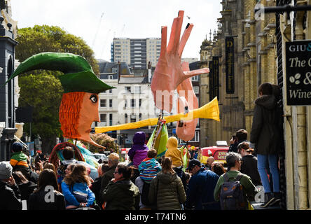 Brighton UK 4 mai 2019 - un tableau représentant le joueur de flûte de Hamelin, parmi les milliers d'écoliers , les enseignants et les parents qui participent à l'Assemblée Brighton Festival Children's Parade dans la ville qui a le thème "Les contes du monde entier". Organisé par le même ciel arts group le défilé débute traditionnellement la semaine 3 arts festival avec cette ans directeur d'être le chanteur auteur-compositeur Rokia Traore . Crédit photo : Simon Dack / Alamy Live News Banque D'Images