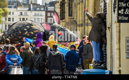 Brighton UK 4 mai 2019 - un tableau représentant le joueur de flûte de Hamelin, suivi d'un rat géant parmi les milliers d'écoliers , les enseignants et les parents qui participent à l'Assemblée Brighton Festival Children's Parade dans la ville qui a le thème "Les contes du monde entier". Organisé par le même ciel arts group le défilé débute traditionnellement la semaine 3 arts festival avec cette ans directeur d'être le chanteur auteur-compositeur Rokia Traore . Crédit photo : Simon Dack / Alamy Live News Banque D'Images