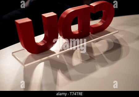 04 mai 2019, la Saxe-Anhalt, Halle (Saale) : Le logo du parti CDU peut être vu à l'État partie de la CDU Conférence de Saxe-Anhalt. Avec l'État partie de conférence, le CDU Saxe-anhalt veut commencer la phase chaude de l'Européen et campagne électorale municipale. Photo : Hendrik Schmidt/dpa-Zentralbild/ZB Banque D'Images