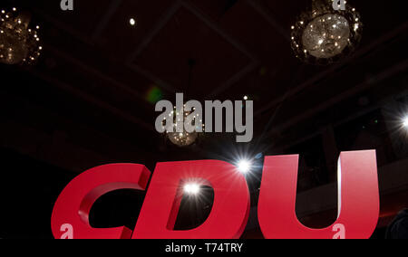 04 mai 2019, la Saxe-Anhalt, Halle (Saale) : Le logo du parti CDU peut être vu à l'État partie de la CDU Conférence de Saxe-Anhalt. Avec l'État partie de conférence, le CDU Saxe-anhalt veut commencer la phase chaude de l'Européen et campagne électorale municipale. Photo : Hendrik Schmidt/dpa-Zentralbild/ZB Banque D'Images
