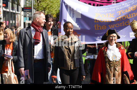 Brighton UK 4 mai 2019 - Rokia Traore (centre) conduit des milliers d'élèves, enseignants et parents qui prennent part à l'Assemblée Brighton Festival Children's Parade dans la ville qui a le thème "Les contes du monde entier". Organisé par le même ciel arts group le défilé débute traditionnellement la semaine 3 arts festival avec cette ans directeur d'être le chanteur auteur-compositeur Rokia Traore . Crédit photo : Simon Dack / Alamy Live News Banque D'Images