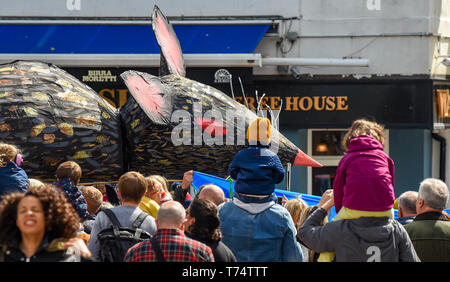 Brighton UK 4 mai 2019 - un tableau représentant le joueur de flûte de Hamelin, suivi d'un rat géant parmi les milliers d'écoliers , les enseignants et les parents qui participent à l'Assemblée Brighton Festival Children's Parade dans la ville qui a le thème "Les contes du monde entier". Organisé par le même ciel arts group le défilé débute traditionnellement la semaine 3 arts festival avec cette ans directeur d'être le chanteur auteur-compositeur Rokia Traore . Crédit photo : Simon Dack / Alamy Live News Banque D'Images