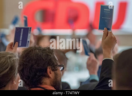 04 mai 2019, la Saxe-Anhalt, Halle (Saale) : Les délégués s'élever leurs cartes de vote à la conférence de l'État partie de la CDU dans le Land de Saxe-Anhalt. Avec l'État partie de conférence, le CDU Saxe-anhalt veut commencer la phase chaude de l'Européen et campagne électorale municipale. Photo : Hendrik Schmidt/dpa-Zentralbild/ZB Banque D'Images