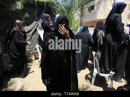 La ville de Gaza, bande de Gaza, territoire palestinien. 4 mai, 2019. Le deuil des proches au cours de l'enterrement de Raed Abu Tair, palestinien qui a été tué au cours d'une manifestation à la frontière, Israel-Gaza à Khan Younis dans le sud de la bande de Gaza le 4 mai 2019. Des rapports établissent cinq Palestiniens ont été tués, dont trois dans des frappes aériennes israéliennes dans la bande de Gaza et deux au cours des manifestations après la prière du vendredi, près de la frontière avec Israël l'est de la bande de Gaza : Crédit Ramadan El-Agha APA/Images/ZUMA/Alamy Fil Live News Banque D'Images