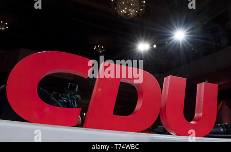 04 mai 2019, la Saxe-Anhalt, Halle (Saale) : Le logo du parti CDU peut être vu à l'État partie de la CDU Conférence de Saxe-Anhalt. Avec l'État partie de conférence, le CDU Saxe-anhalt veut commencer la phase chaude de l'Européen et campagne électorale municipale. Photo : Hendrik Schmidt/dpa-Zentralbild/ZB Banque D'Images