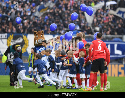 Karlsruhe, Allemagne. 04 mai, 2019. Entrée avec des nourrissons et des ballons. GES/Soccer/3e Ligue : Karlsruher SC - SG Sonnenhof Grossaspach, le 4 mai 1919 - 3e Division Football/soccer : Karlsruher SC vs SG Sonnenhof Grossaspach, Karlsruhe, le 04 mai 2019 - | Conditions de crédit dans le monde entier : dpa/Alamy Live News Banque D'Images