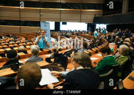 Bruxelles, Belgique. 4 mai, 2019. Un membre du personnel explique le fonctionnement du Parlement européen au public dans l'hémicycle du Parlement européen lors de la Journée Portes Ouvertes des institutions européennes à Bruxelles, Belgique, le 4 mai 2019. La journée portes ouvertes est une occasion unique pour le public de découvrir la façon dont les institutions européennes fonctionnent. Les visiteurs ont un accès gratuit à l'immobilières des institutions et de certaines activités de lancement spécial. Credit : Zheng Huansong/Xinhua/Alamy Live News Banque D'Images