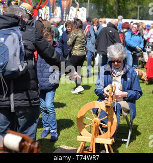 Femme en train de tisser à la foire de Cuckoo du centre-ville près de Salisbury, Royaume-Uni, 4 mai 2019. Une démonstration de compétences traditionnelles à la foire de rue annuelle qui a lieu le long du Borough dans le village du Wiltshire du Sud. Banque D'Images