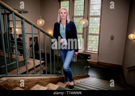 Berlin, Allemagne. 04 mai, 2019. Jessica Bießmann (AfD), membre de la Chambre des Représentants de Berlin, est debout dans un escalier dans le Zehlendorf Mairie pendant le Congrès de Berlin de l'AfD. Credit : Christoph Soeder/dpa/Alamy Live News Banque D'Images