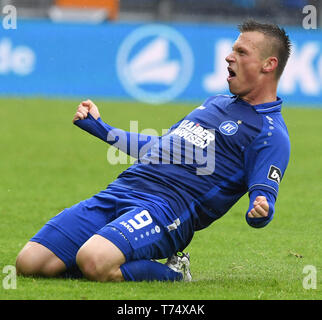 Karlsruhe, Allemagne. 04 mai, 2019. Soccer : 3e ligue, Karlsruher SC - SG Sonnenhof Großaspach, 36e journée dans le Wildparkstadion. Marvin Pourie de Karlsruhe cheers son but à 2-0. Credit : Uli Deck/DPA - NOTE IMPORTANTE : en conformité avec les exigences de la DFL Deutsche Fußball Liga ou la DFB Deutscher Fußball-Bund, il est interdit d'utiliser ou avoir utilisé des photographies prises dans le stade et/ou la correspondance dans la séquence sous forme d'images et/ou vidéo-comme des séquences de photos./dpa/Alamy Live News Banque D'Images