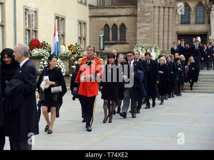 Luxembourg, Luxembourg. 04 mai, 2019. Après les funérailles d'état de l'ancien Grand-duc Jean, personnes quittent l'église. L'ancien chef de l'Etat du Grand-Duché (1964 à 2000) est décédé à l'âge de 98. De nombreux représentants des maisons royales européennes étaient présents à la cérémonie. Credit : Harald Tittel/dpa/Alamy Live News Banque D'Images