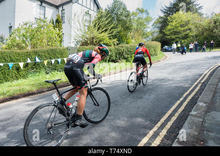 Grrosmont, North Yorkshire, Angleterre, Royaume-Uni. 4 mai, 2019. Météo : conditions exténuantes dans la course dames au Tour de Yorkshire qu'ils s'attaquer à l'abrupte 1en3 sortir de Grosmont par une froide et très venteux samedi dans le Nord du Yorkshire. Des averses de pluie et de grêle forte le long de la route a également fait pour des conditions difficiles. Credit : ALAN DAWSON/Alamy Live News Banque D'Images