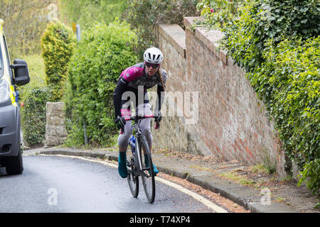 Grrosmont, North Yorkshire, Angleterre, Royaume-Uni. 4 mai, 2019. Météo : conditions exténuantes dans la course dames au Tour de Yorkshire qu'ils s'attaquer à l'abrupte 1en3 sortir de Grosmont par une froide et très venteux samedi dans le Nord du Yorkshire. Des averses de pluie et de grêle forte le long de la route a également fait pour des conditions difficiles. Credit : ALAN DAWSON/Alamy Live News Banque D'Images