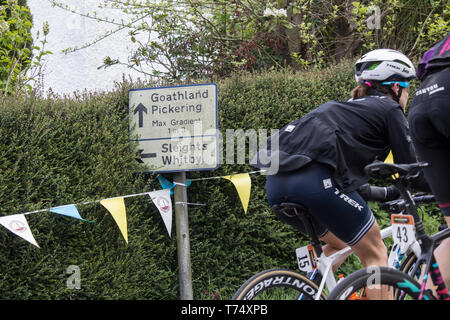 Grrosmont, North Yorkshire, Angleterre, Royaume-Uni. 4 mai, 2019. Météo : conditions exténuantes dans la course dames au Tour de Yorkshire qu'ils s'attaquer à l'abrupte 1en3 sortir de Grosmont par une froide et très venteux samedi dans le Nord du Yorkshire. Des averses de pluie et de grêle forte le long de la route a également fait pour des conditions difficiles. Credit : ALAN DAWSON/Alamy Live News Banque D'Images