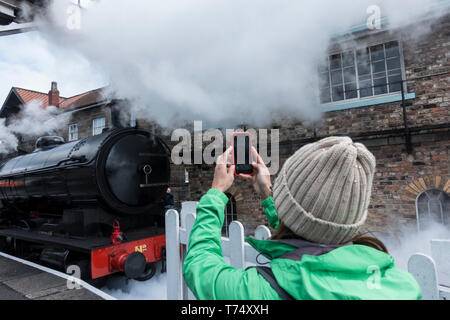 Grrosmont, North Yorkshire, Angleterre, Royaume-Uni. 4e mai 2019. Météo : beaucoup de visiteurs à Grosmont station sur le North York Moors Railway sur un samedi froid et venteux dans Yorkshire du Nord. Le nombre de visiteurs augmenter comme le 3ème wete Étape du Tour de Yorkshire passe par le village. Credit : Alan Dawson/Alamy Live News. Banque D'Images