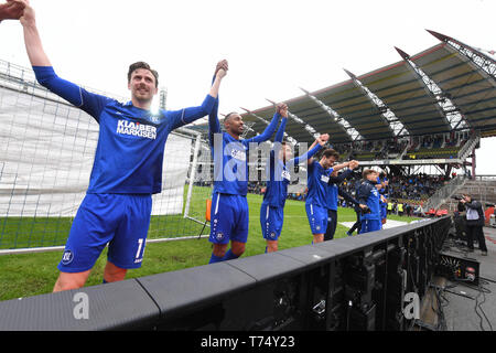 Karlsruhe, Allemagne. 04 mai, 2019. Soccer : 3e ligue, Karlsruher SC - SG Sonnenhof Großaspach, 36e journée dans le Wildparkstadion. L'équipe de Karlsruhe cheers pour leur victoire 2:1 après la fin de la partie. Credit : Uli Deck/dpa/Alamy Live News Banque D'Images