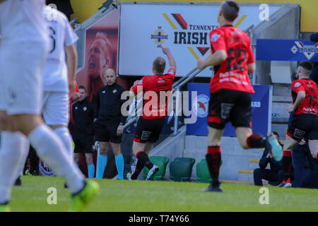 Stade national de football à Windsor Park, Belfast, Irlande du Nord,. 04 mai, 2019. Tennent's Irish Cup Final - Ballinamallard United (blanc) v croisés. Action / couverture de la finale de la coupe d'aujourd'hui. Jordan Owens (18) célèbre son premier but. Crédit : David Hunter/Alamy Live News Banque D'Images