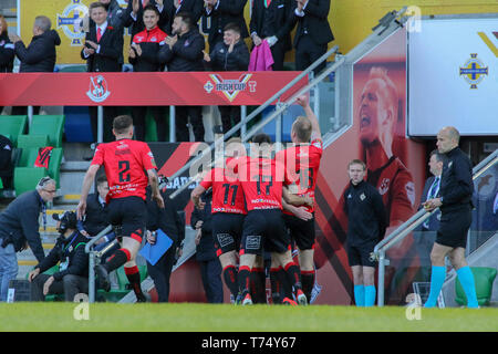 Stade national de football à Windsor Park, Belfast, Irlande du Nord,. 04 mai, 2019. Tennent's Irish Cup Final - Ballinamallard United (blanc) v croisés. Action / couverture de la finale de la coupe d'aujourd'hui. Jordan Owens (18) célèbre son premier but. Crédit : David Hunter/Alamy Live News Banque D'Images