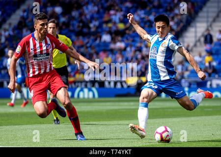 Barcelone, Espagne. 4 mai, 2019. RCD Espanyol's Wu Lei (R) est en concurrence avec l'Atletico de Madrid Rodrigo Hernandez Cascante lors d'un match de la Liga entre l'Espanyol et de l'Atlético de Madrid à Barcelone, Espagne, le 4 mai 2019. Credit : Joan Gosa/Xinhua/Alamy Live News Banque D'Images