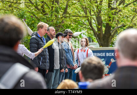 Brighton UK 4 mai 2019 - Mettre en place des productions à la foule à la Brighton Festival Fringe 'Streets of Brighton' événement dans le centre-ville le jour de l'ouverture. Crédit : Simon Dack / Alamy Live News Banque D'Images