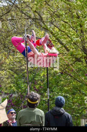 Brighton UK 4 mai 2019 - Mettre en place des productions à la foule à la Brighton Festival Fringe 'Streets of Brighton' événement dans le centre-ville le jour de l'ouverture. Crédit : Simon Dack / Alamy Live News Banque D'Images