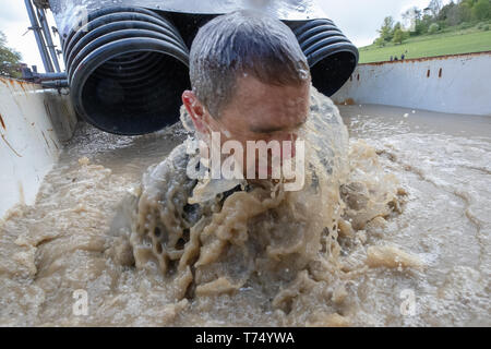 Henley-on-Thames, Royaume-Uni. Samedi 4 mai 2019. Les concurrents s'attaquer aux difficiles 2019 Mudder - London West à Culden , succession de FAO © Jason Richardson / Alamy Live News Banque D'Images