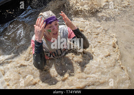 Henley-on-Thames, Royaume-Uni. Samedi 4 mai 2019. Les concurrents s'attaquer aux difficiles 2019 Mudder - London West à Culden , succession de FAO © Jason Richardson / Alamy Live News Banque D'Images